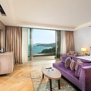One-Bedroom Suite Sea View